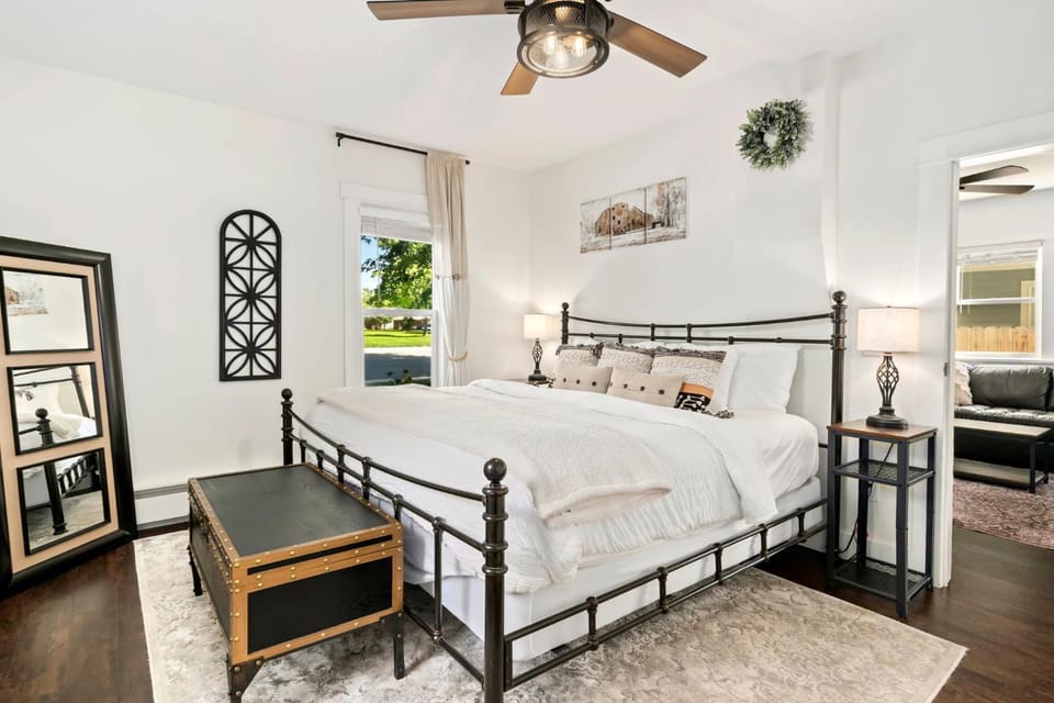Windsor Farmhouse Family Fun, Yard and Fireplace House in Greeley