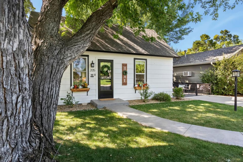 Windsor Farmhouse Family Fun, Yard and Fireplace House in Greeley