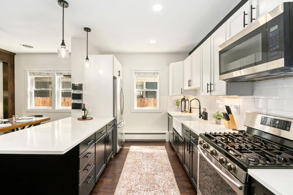 Windsor Farmhouse Family Fun, Yard and Fireplace House in Greeley