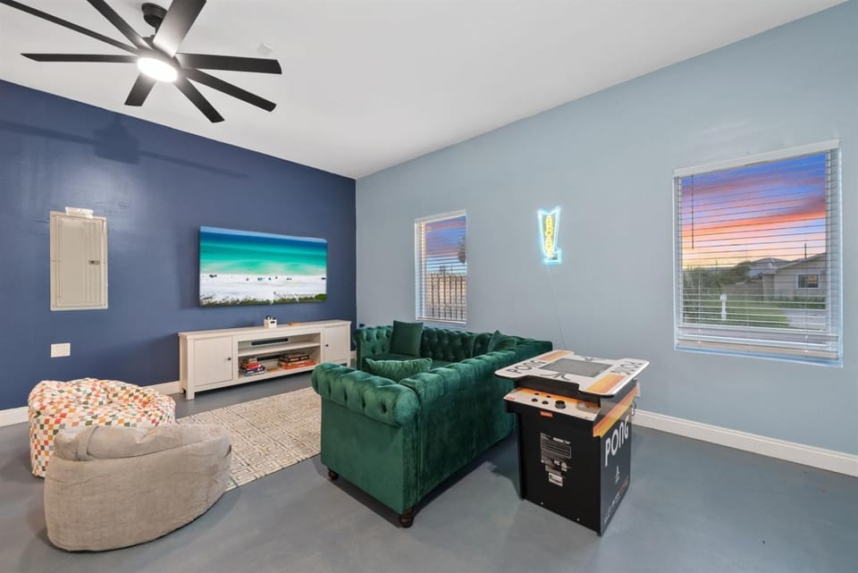Private Pool Arcade Minutes to Beach Grill House in Lower Grand Lagoon