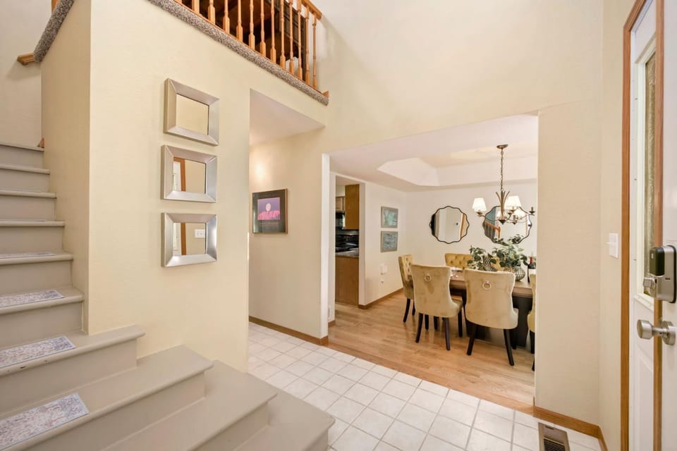 Shady Grove with 4 King Beds, Dog Run and Outdoor Fun House in Loveland