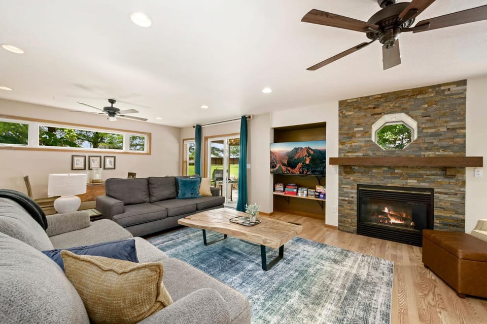 Shady Grove with 4 King Beds, Dog Run and Outdoor Fun House in Loveland