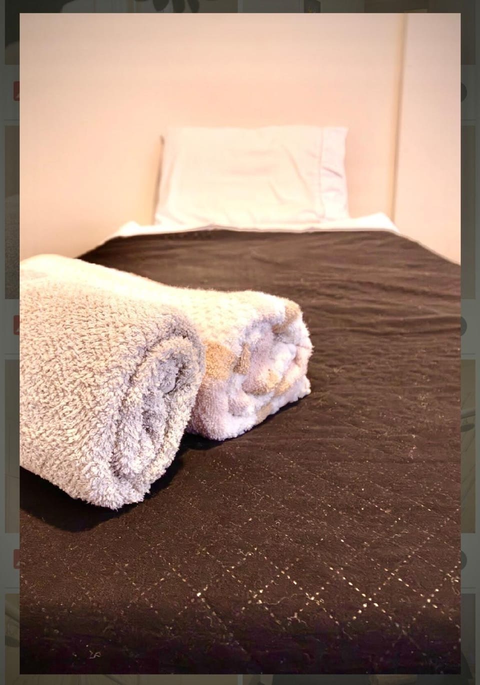 Bed, Photo of the whole room, Bedroom, towels