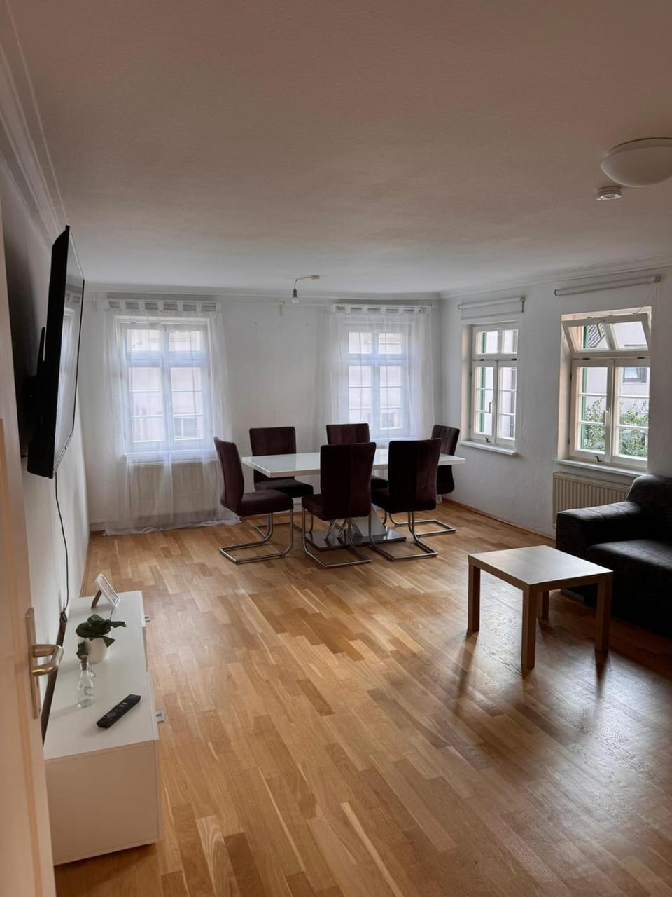 TV and multimedia, Living room, Dining area