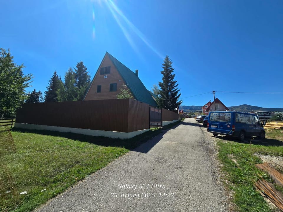 Property building, Day, Neighbourhood, Natural landscape, Street view, Location, Parking