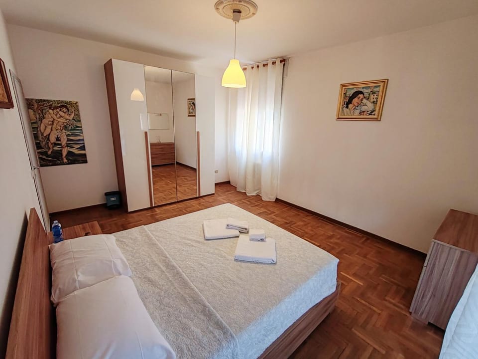 Bed, Photo of the whole room, wardrobe