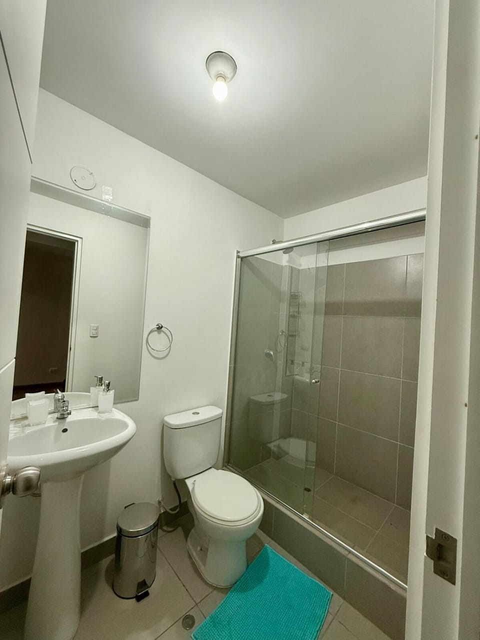 Shower, Toilet, Bathroom, towels
