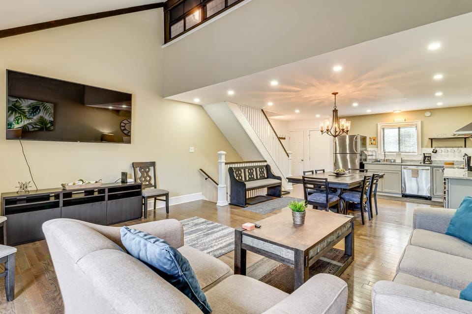 Modern Mountain Escape in Poconos: Walk to Slopes! House in Pocono Mountains