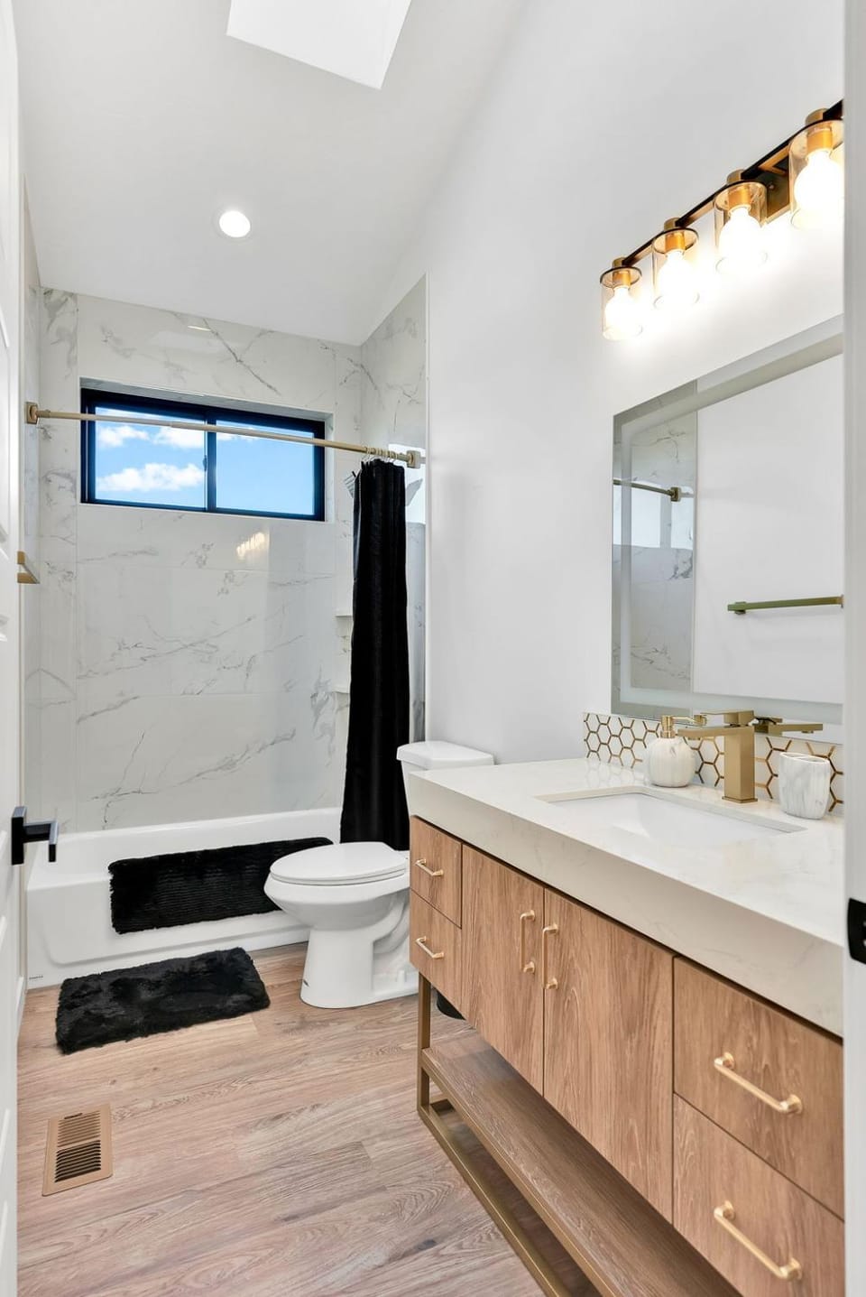 Modern Urban Townhome Central Oasis-Silverwood House in Coeur dAlene