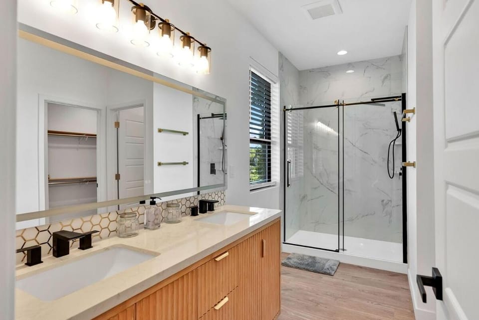 Modern Urban Townhome Central Oasis-Silverwood House in Coeur dAlene