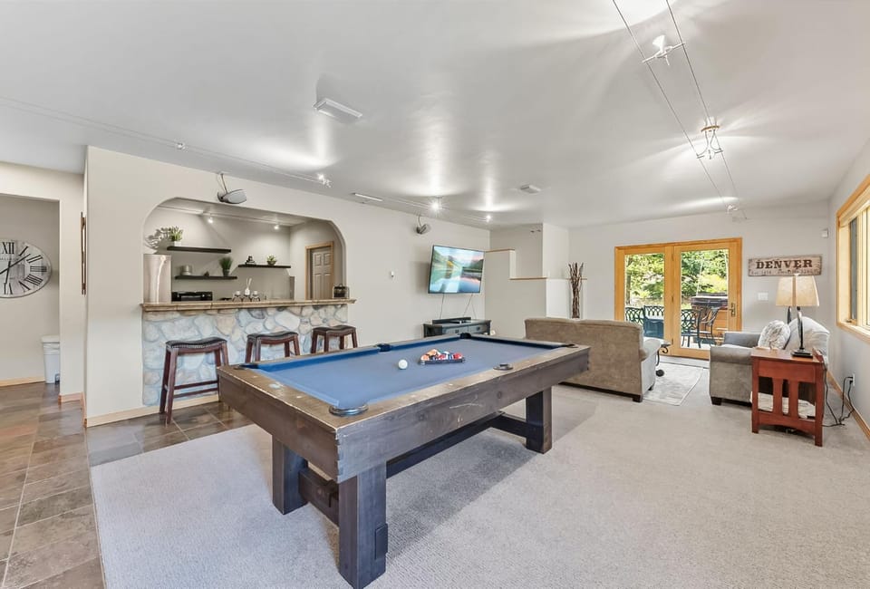 Modern Mountain Stay Hot Tub Fire Pit and Views House in Silverthorne