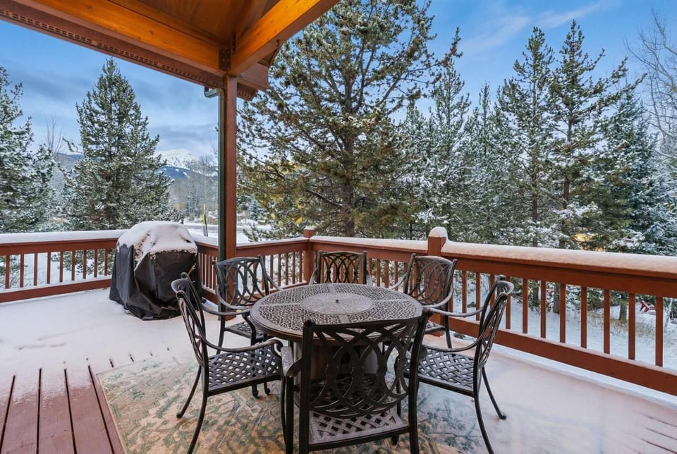 Modern Mountain Stay Hot Tub Fire Pit and Views House in Silverthorne