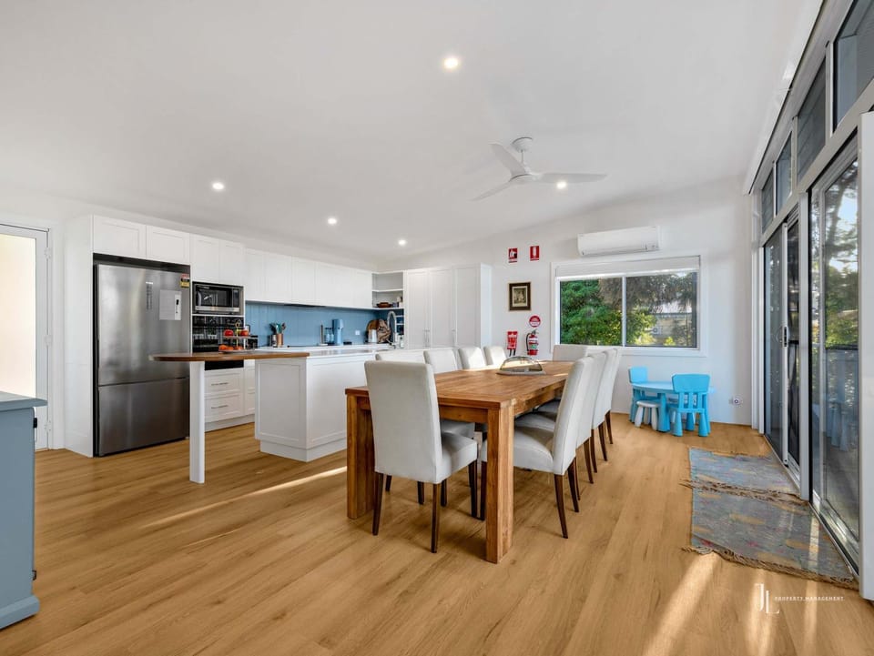 Kitchen or kitchenette, Dining area, oven, stove