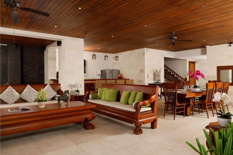 Toilet, Communal lounge/ TV room, Garden, TV and multimedia, View (from property/room), Balcony/Terrace, Living room, Seating area, Dining area, Garden view, Pool view, Area and facilities, Breakfast, Family, fireplace