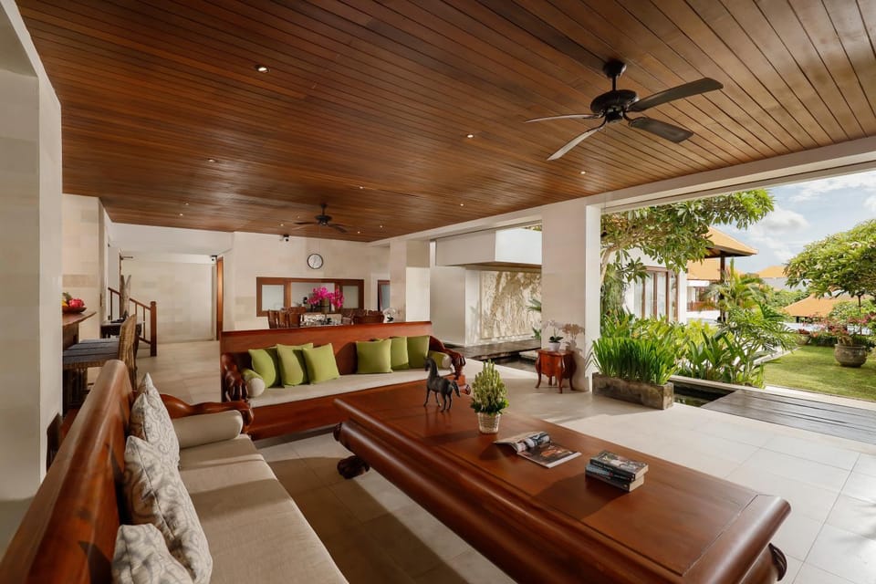 Toilet, Communal lounge/ TV room, Garden, TV and multimedia, View (from property/room), Balcony/Terrace, Living room, Seating area, Dining area, Garden view, Pool view, Area and facilities, Breakfast, Family, fireplace