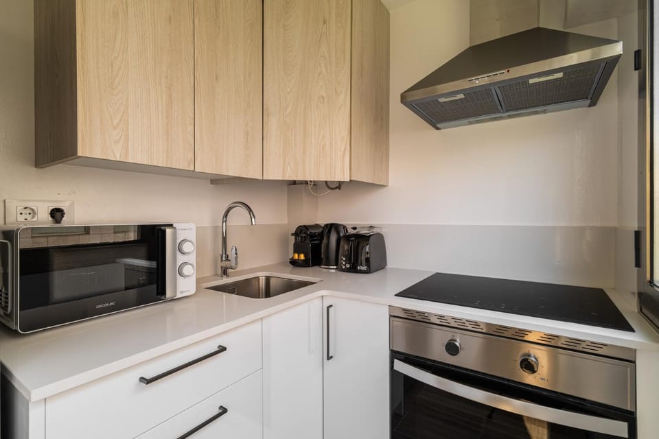 Coffee/tea facilities, Kitchen or kitchenette, dishwasher, oven, stove, toaster