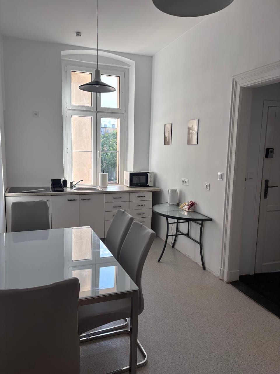 Kitchen or kitchenette, Communal kitchen, microwave, oven, stove, kitchen