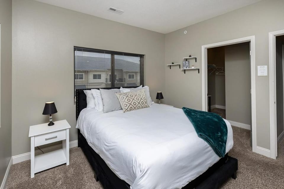 Stylish & Spacious, Pool, Nintendo Switch, King bed Apartment in West Des Moines