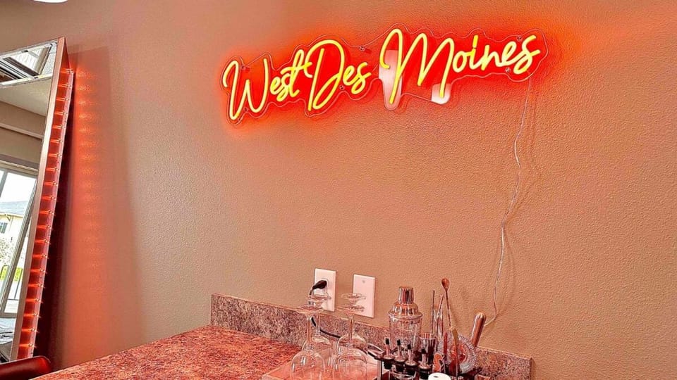 Stylish & Spacious, Pool, Nintendo Switch, King bed Apartment in West Des Moines