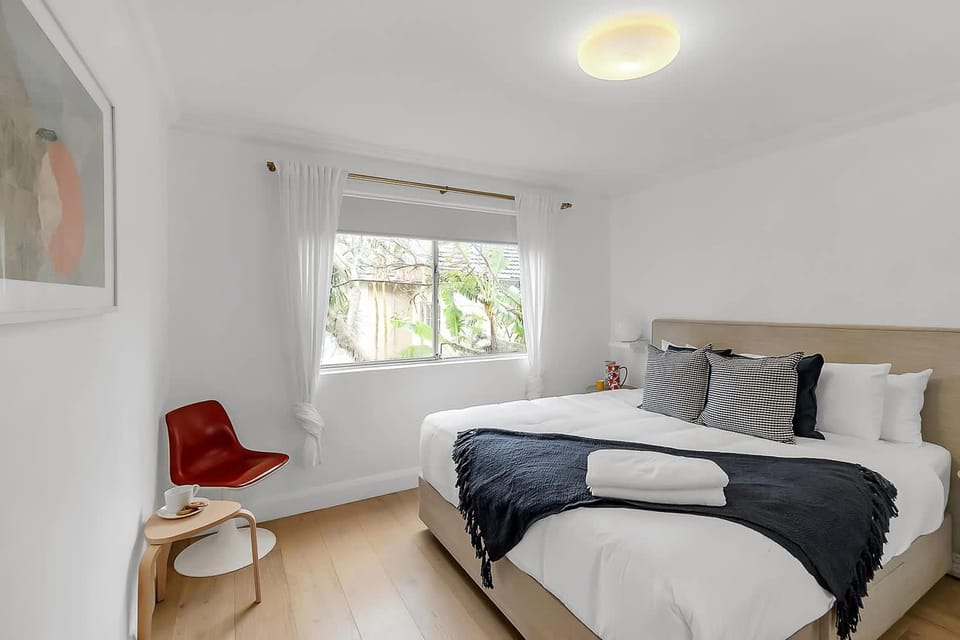 Bondi Beauty Walk to the Beach with Parking Apartment in Sydney