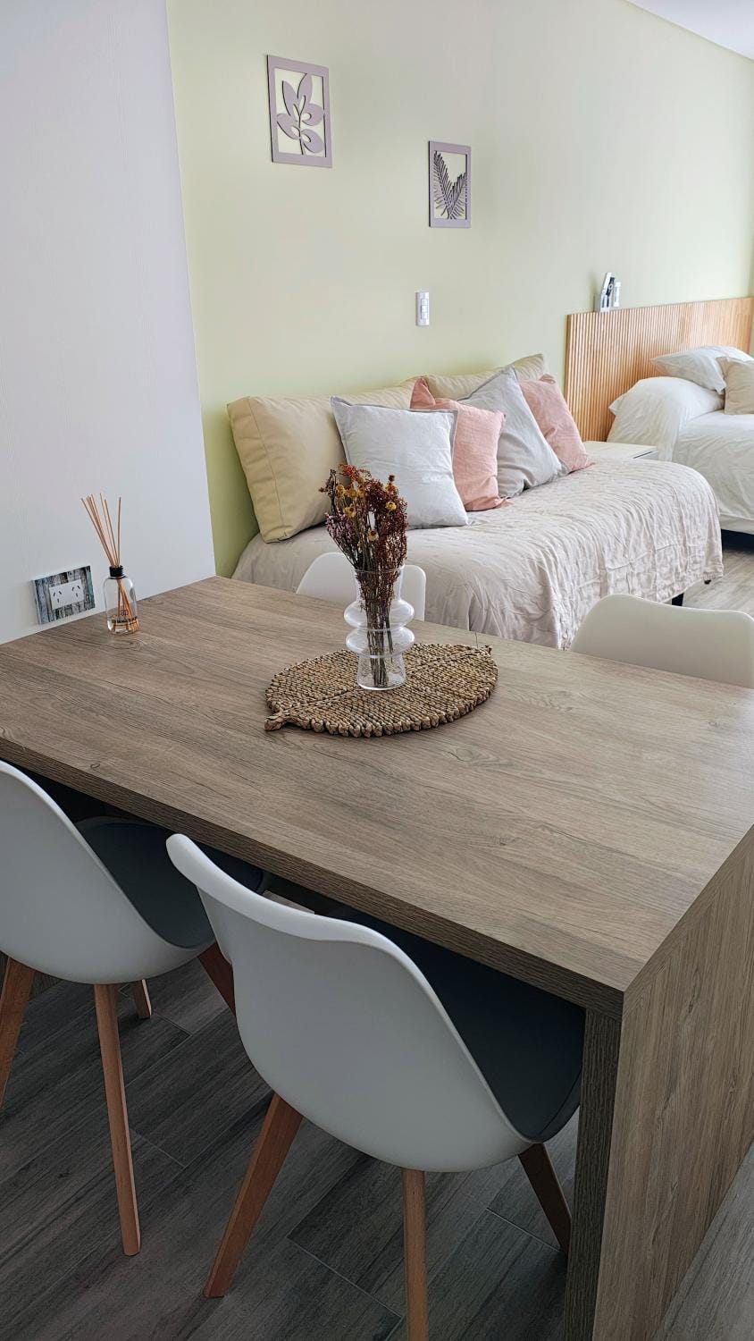 Bed, Seating area, Dining area
