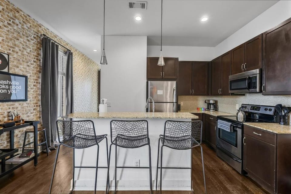 Stylish Midtown Condo Near Vanderbilt & Parthenon Apartment in Nashville