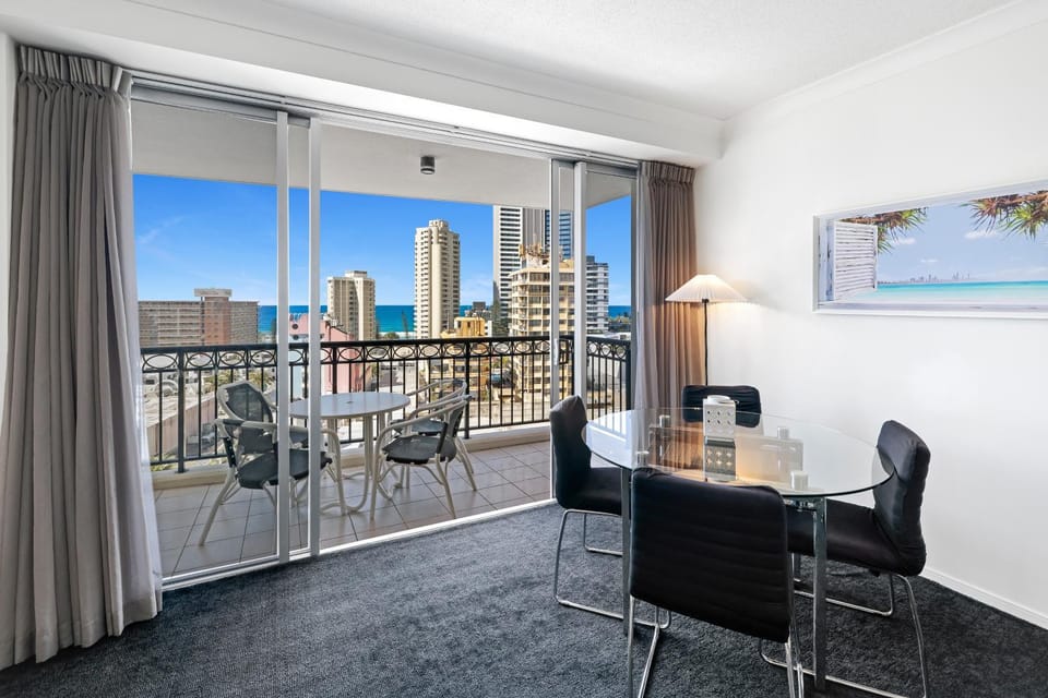 Stunning Ocean View 2BR Apt with Balcony & Pool! Apartment in Surfers Paradise
