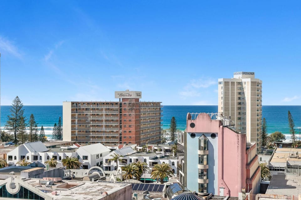 Stunning Ocean View 2BR Apt with Balcony & Pool! Apartment in Surfers Paradise