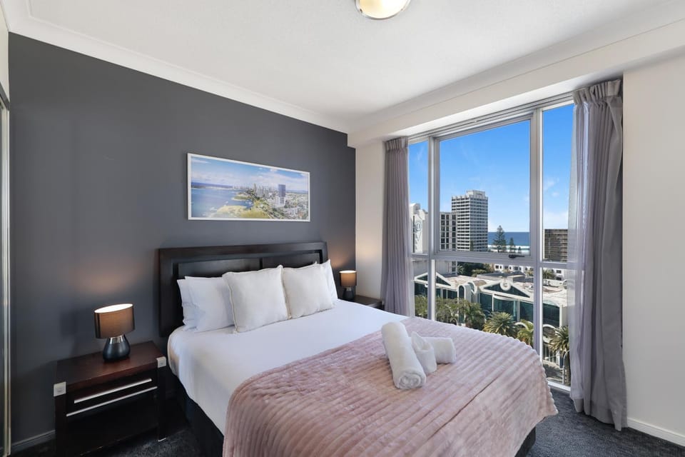 Stunning Ocean View 2BR Apt with Balcony & Pool! Apartment in Surfers Paradise