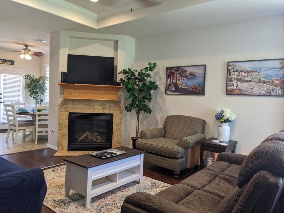 TV and multimedia, Living room, Evening entertainment