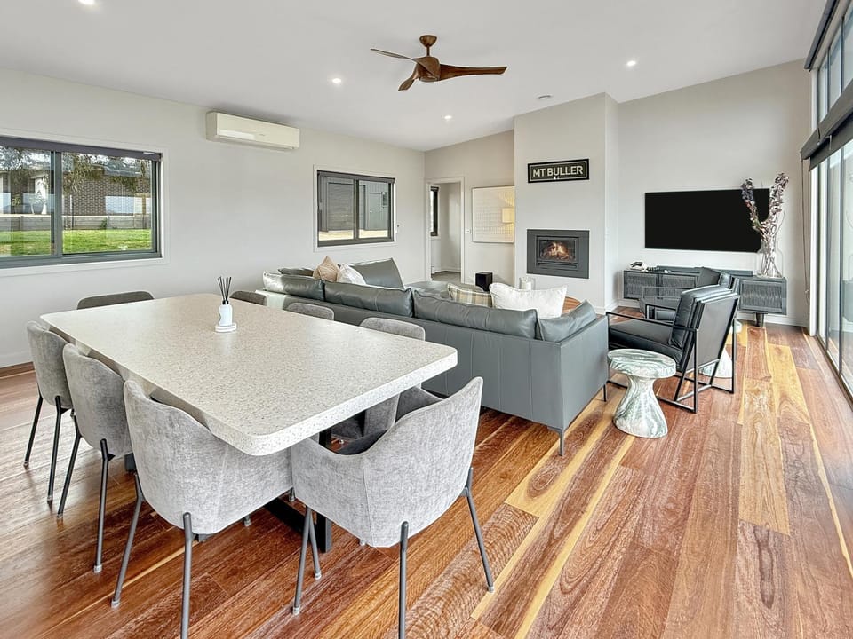 Communal lounge/ TV room, TV and multimedia, Seating area, Dining area, fireplace, air conditioner