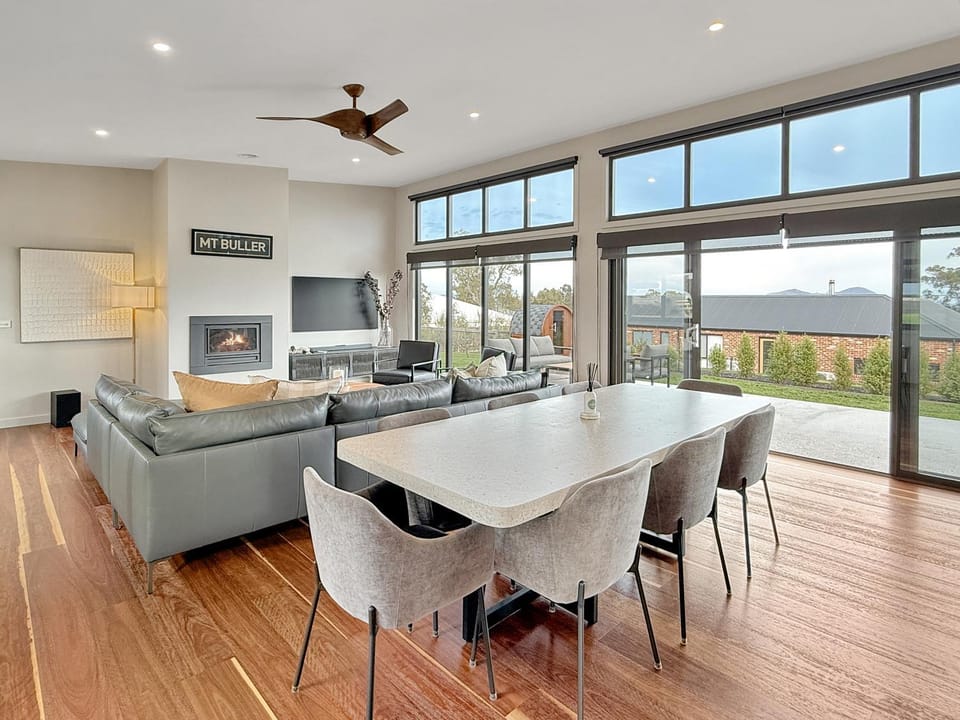 Living room, Seating area, Dining area, fireplace
