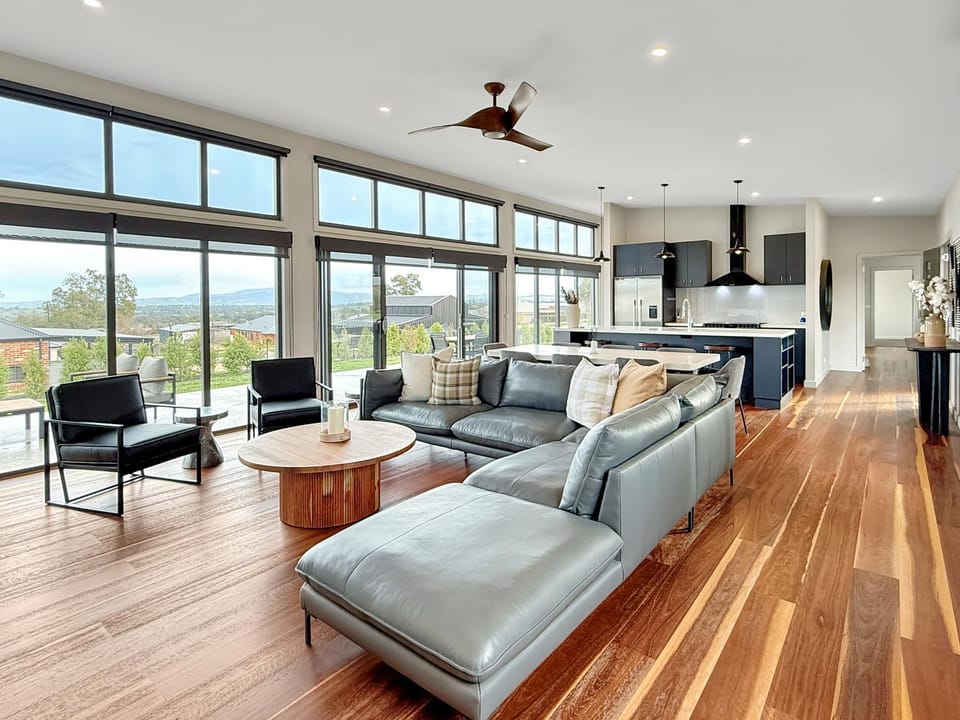 TV and multimedia, Kitchen or kitchenette, Living room, Seating area, Dining area