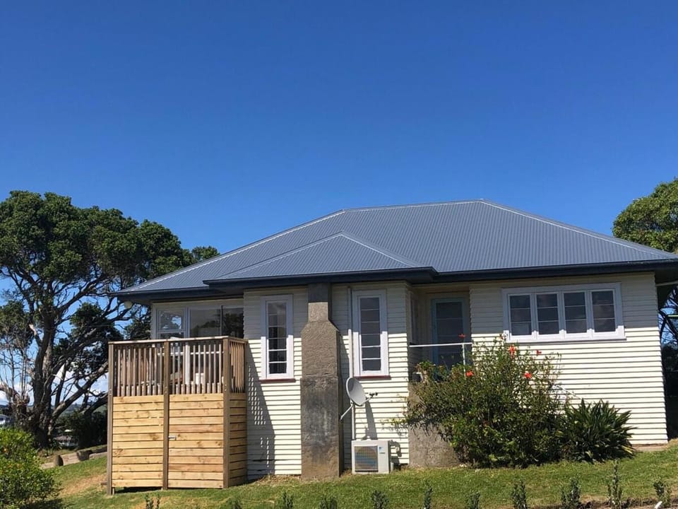 Raglan Beach Bungalow House in Raglan