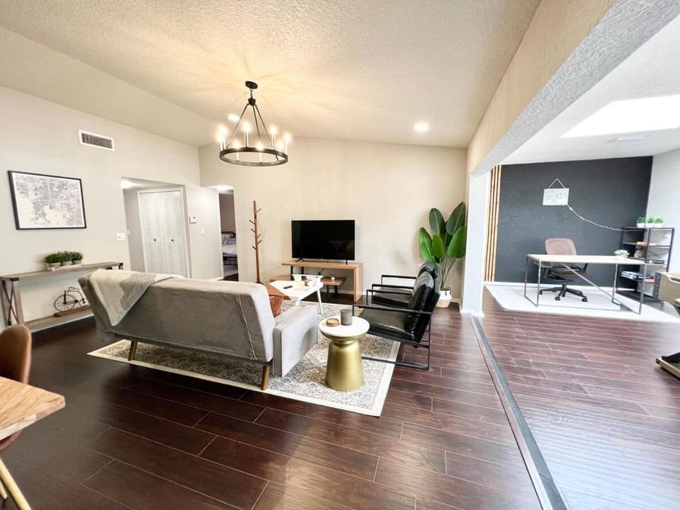Mid Century Villa With Community Pool! Close to Busch Gardens House in Temple Terrace