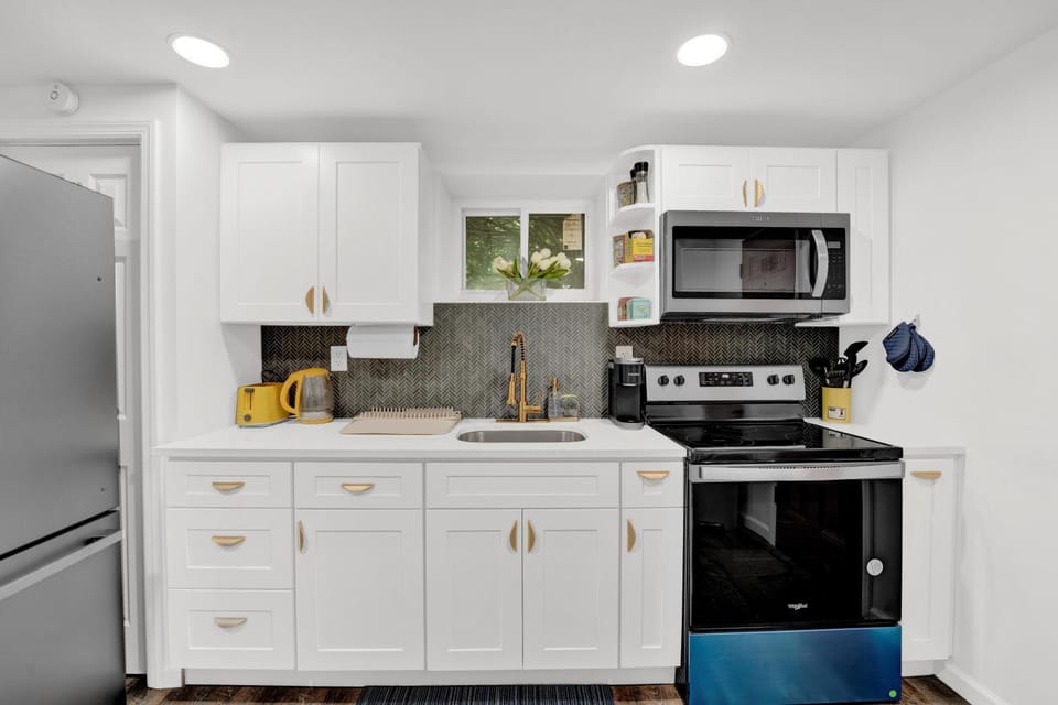 Kitchen or kitchenette, oven