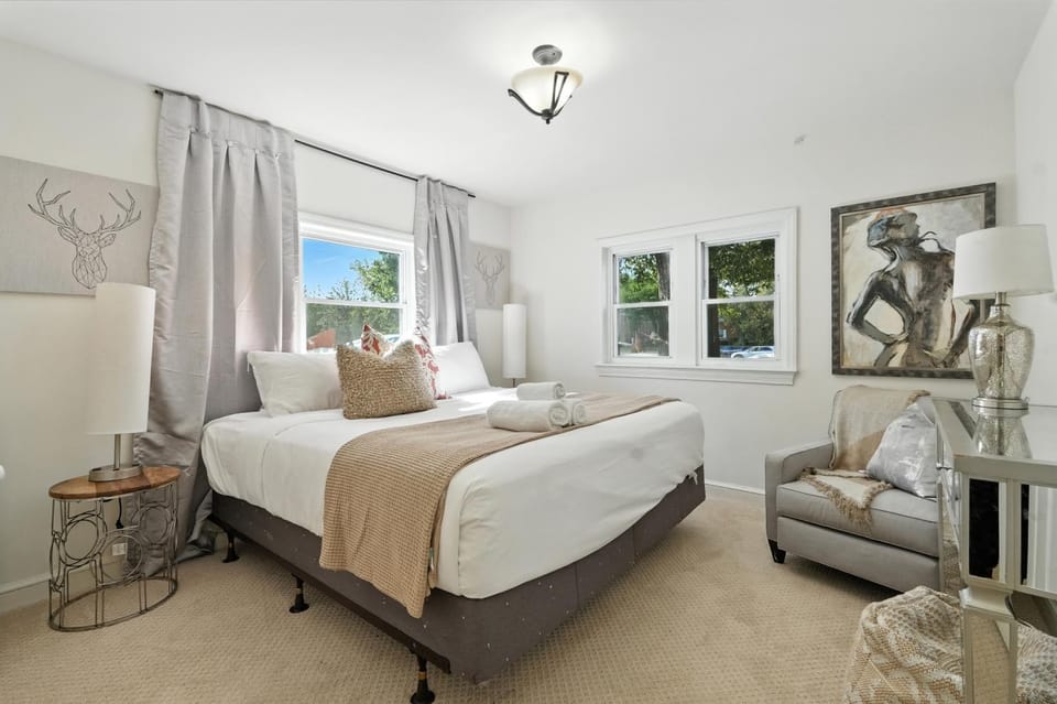 Bed, TV and multimedia, Photo of the whole room, Bedroom