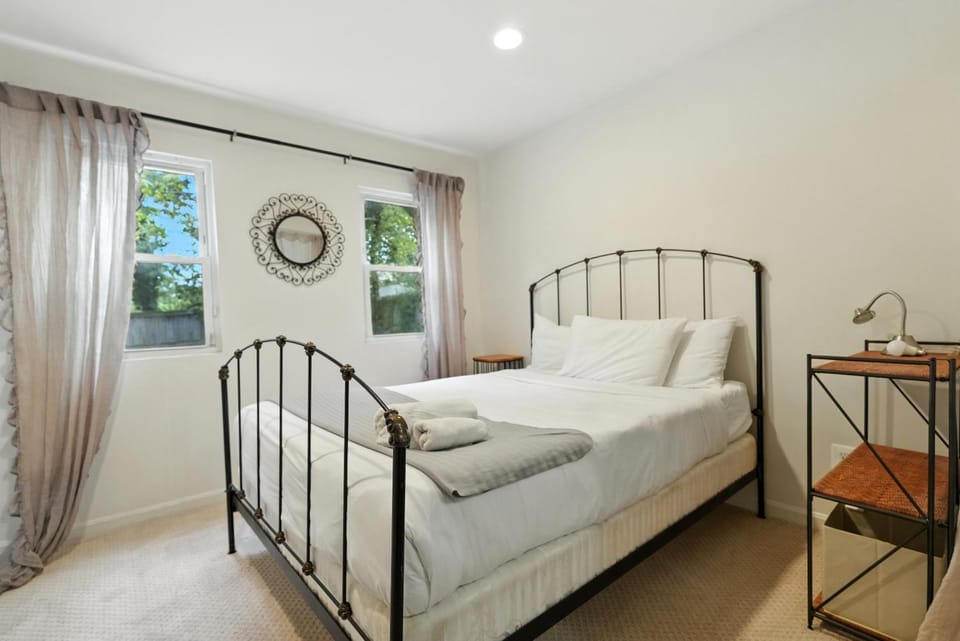 Bed, Seating area, Bedroom