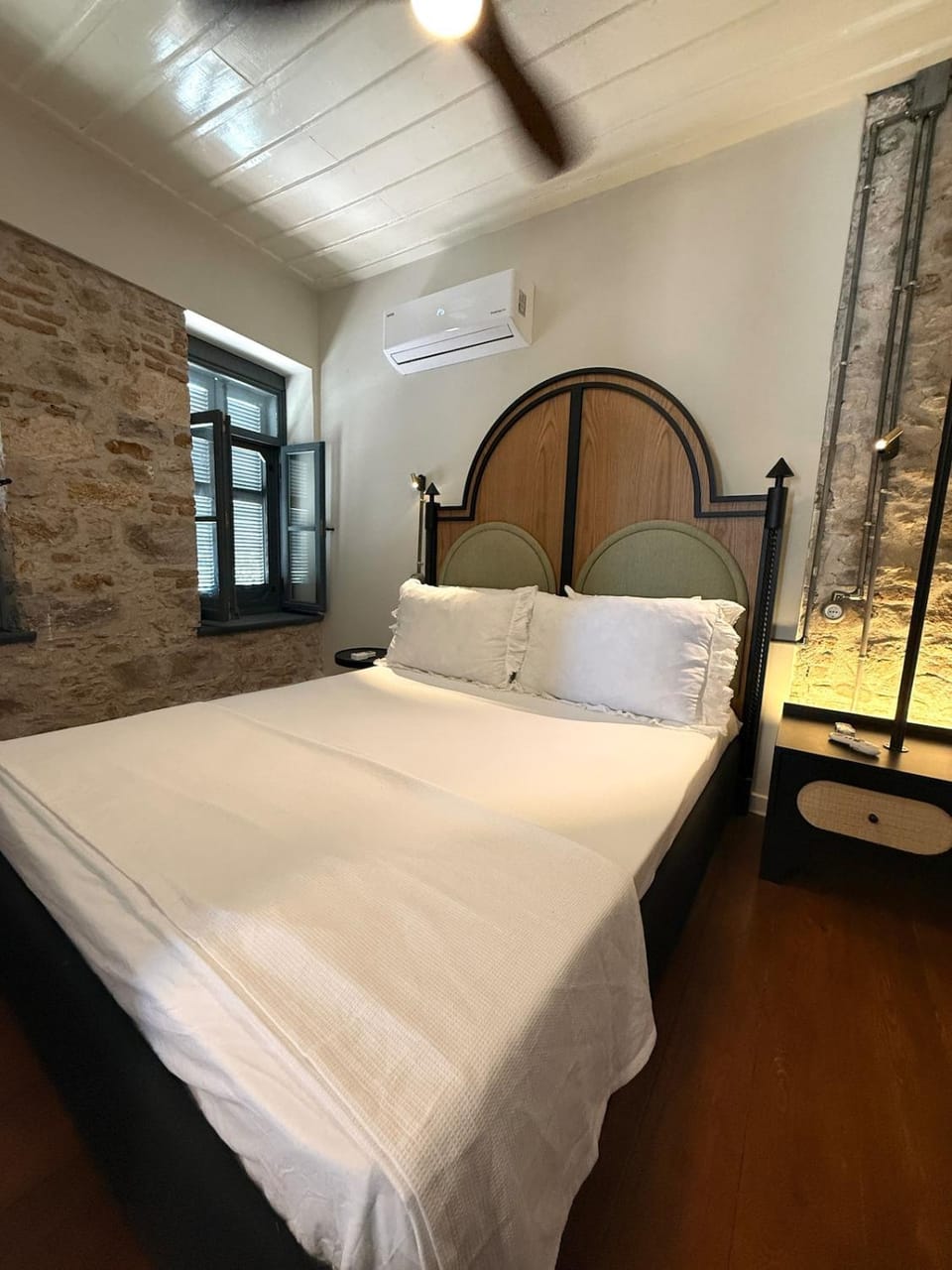 Bedroom, air conditioner