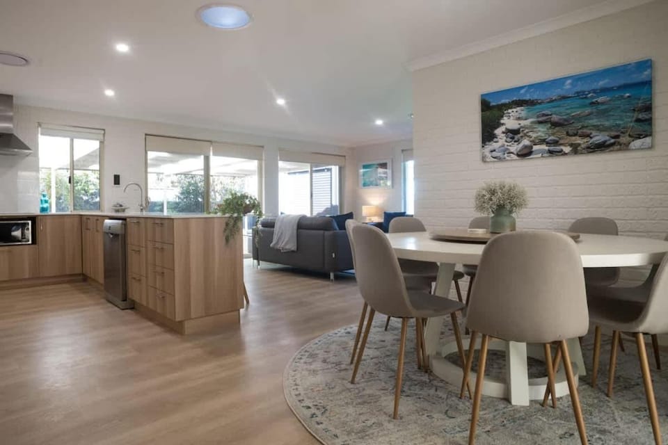 Dunsborough Bay Retreat - Steps from Beach and Dining House in Dunsborough
