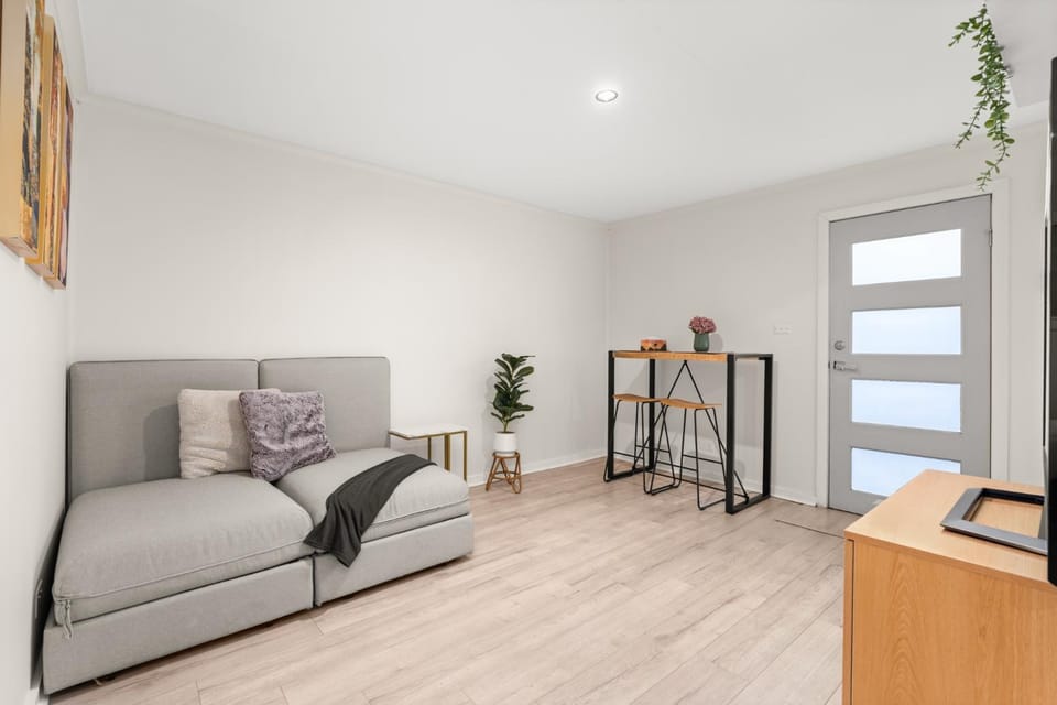 Charming 1BR Hideaway in Coastal Bomaderry Apartment in New South Wales