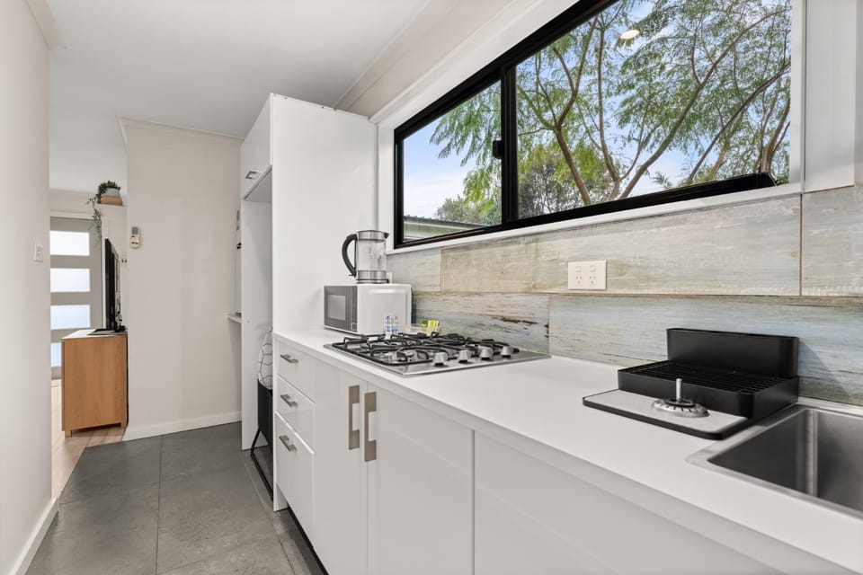 Charming 1BR Hideaway in Coastal Bomaderry Apartment in New South Wales