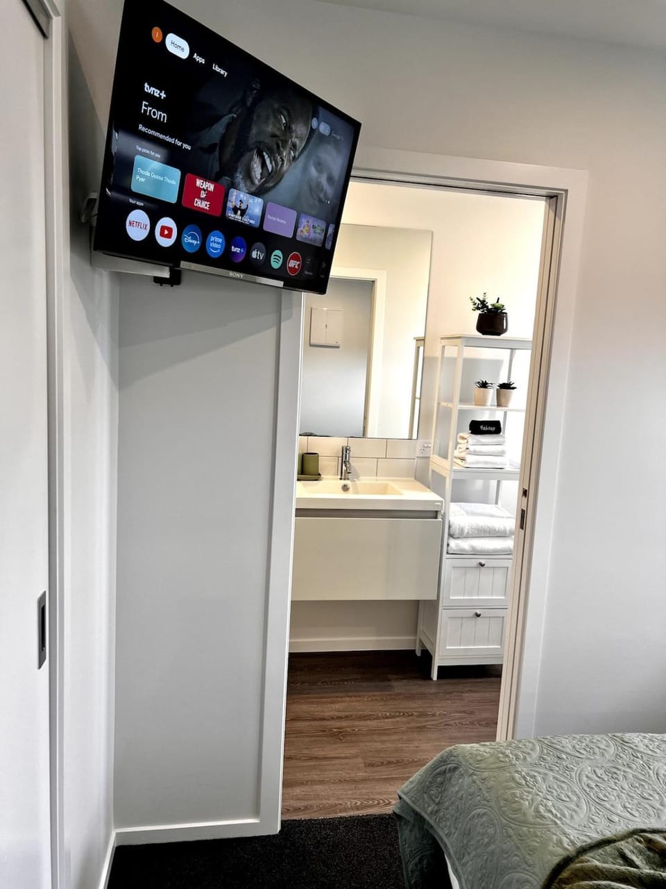 Bed, TV and multimedia, Bedroom
