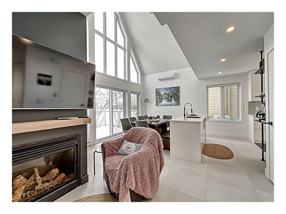 Lakefront Spa - Chez Bernard L'Hermite Chalet in Quebec