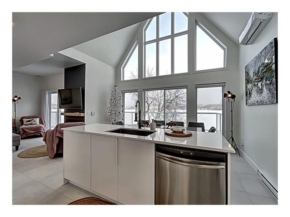 Lakefront Spa - Chez Bernard L'Hermite Chalet in Quebec