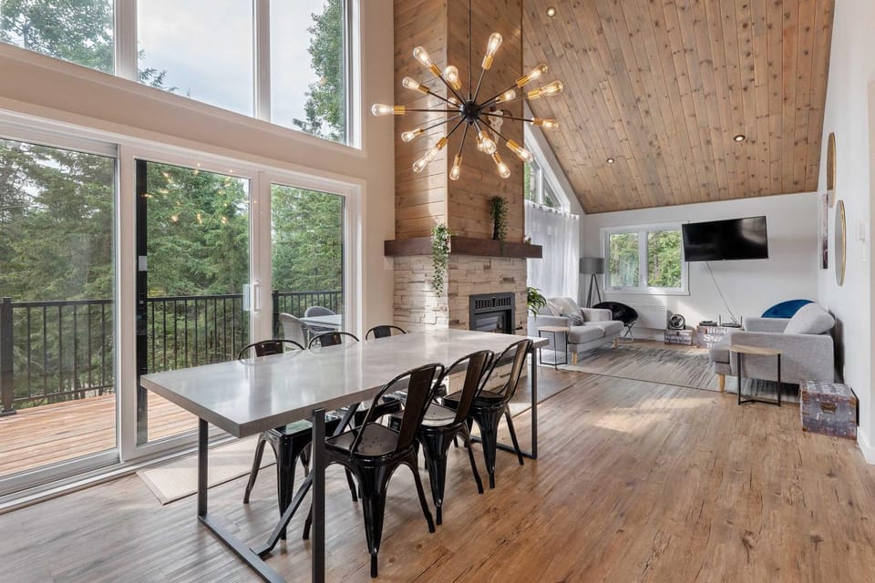 Ultimate Comfort with Spa - Le Villa Joie Chalet in Quebec