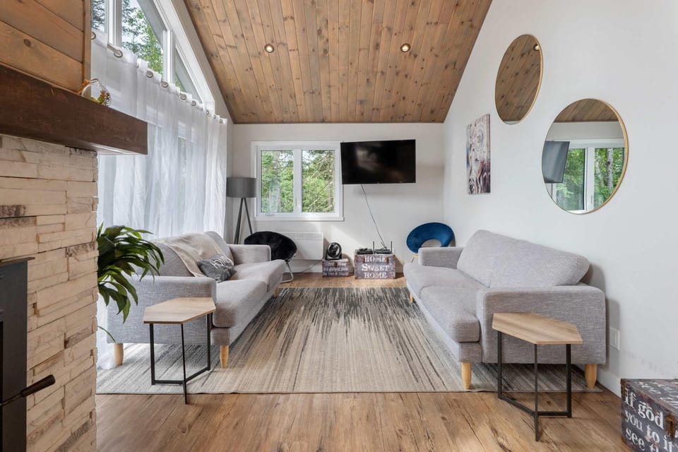 Ultimate Comfort with Spa - Le Villa Joie Chalet in Quebec