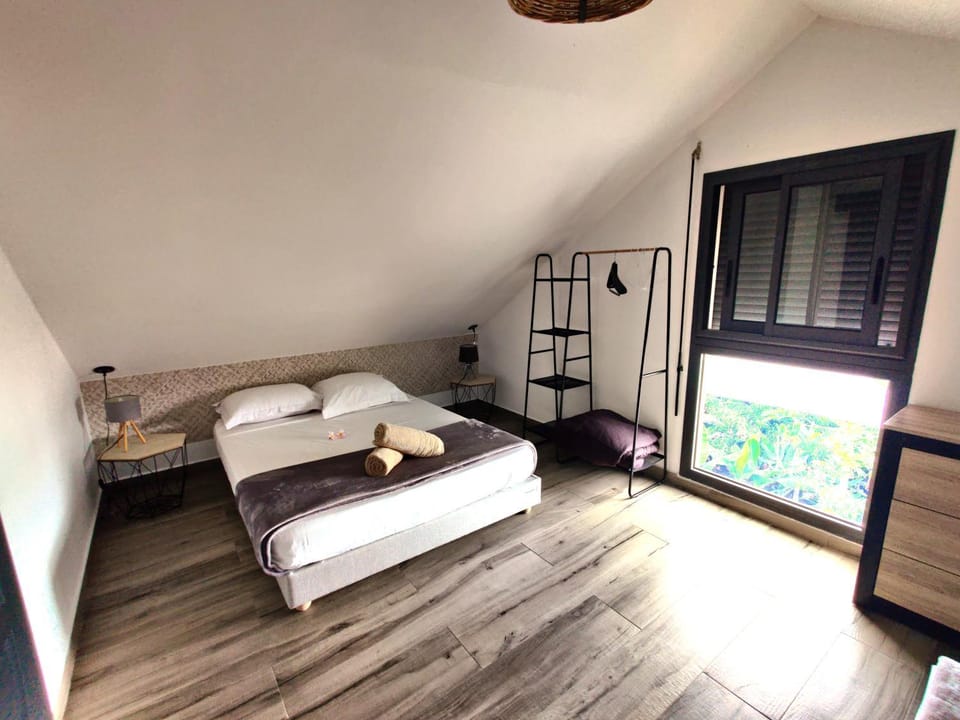 Bed, Photo of the whole room, Bedroom, towels