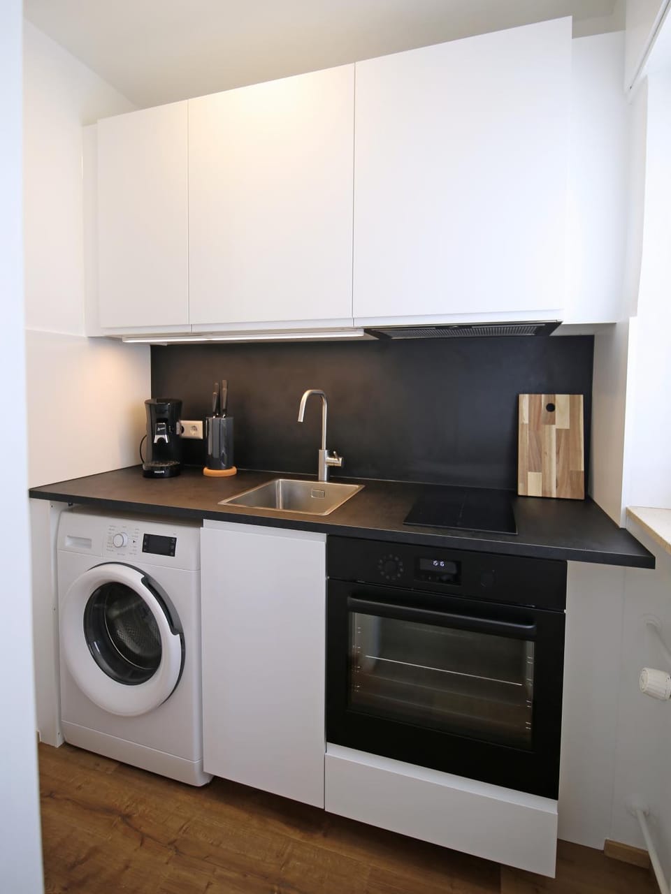 Coffee/tea facilities, Kitchen or kitchenette, oven, stove, toaster, washing machine