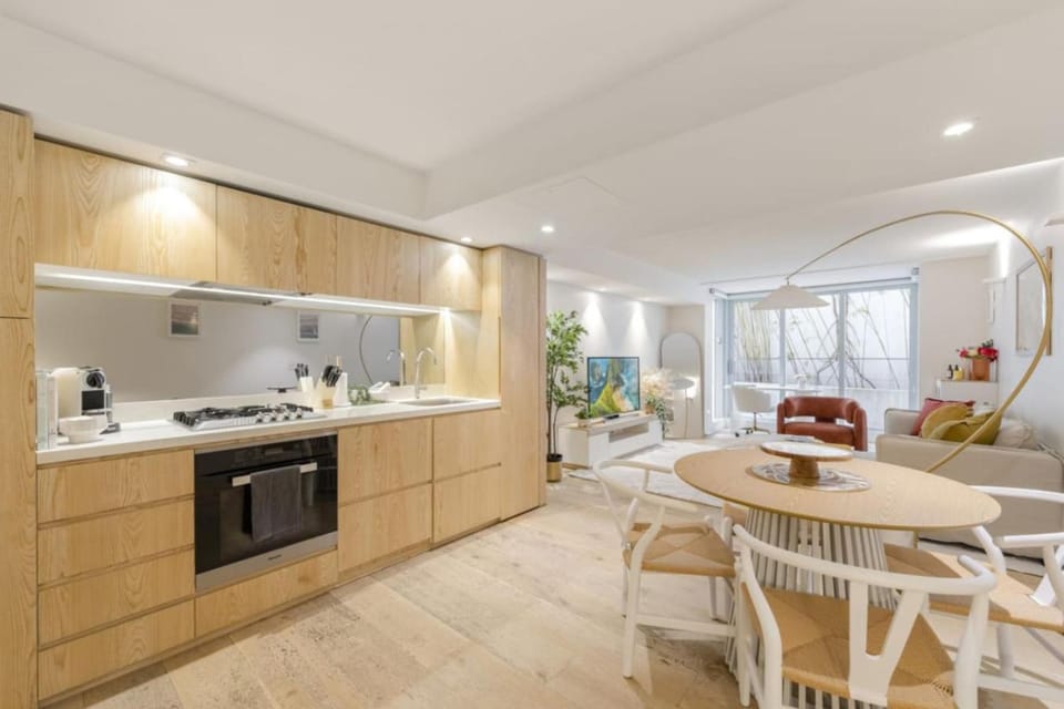 Pacific Chic Luxury Pad 2 - Beachfront Aircon Lift Apartment in Sydney